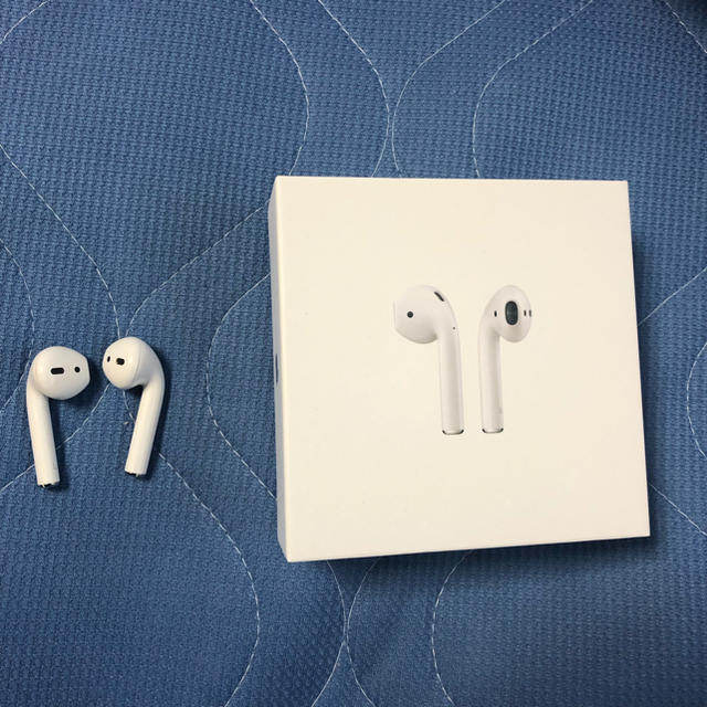 Apple(アップル)のAirPods スマホ/家電/カメラのオーディオ機器(ヘッドフォン/イヤフォン)の商品写真