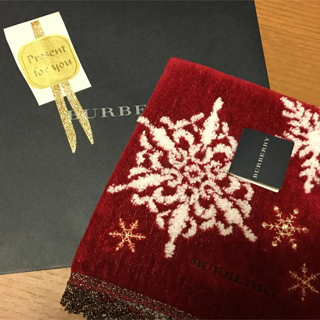 BURBERRY(バーバリー)のお値下げ❣️新品  未使用  バーバリーハンカチ  ギフト袋付き レディースのファッション小物(ハンカチ)の商品写真