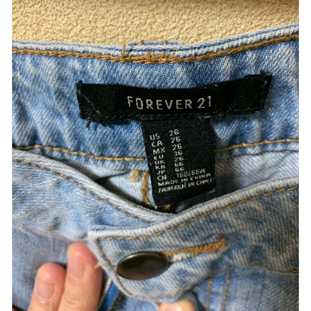 FOREVER 21(フォーエバートゥエンティーワン)のFOREVER21 ダメージショートパンツ レディースのパンツ(ショートパンツ)の商品写真