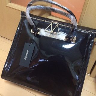 マウジー(moussy)の新品　マウジー　エナメルバッグ　ブラック　ハンドバッグ　トートバッグ(ショルダーバッグ)