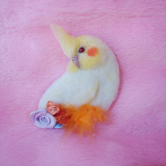 羊毛フェルト　ブローチ　白オカメインコ ハンドメイドのアクセサリー(コサージュ/ブローチ)の商品写真