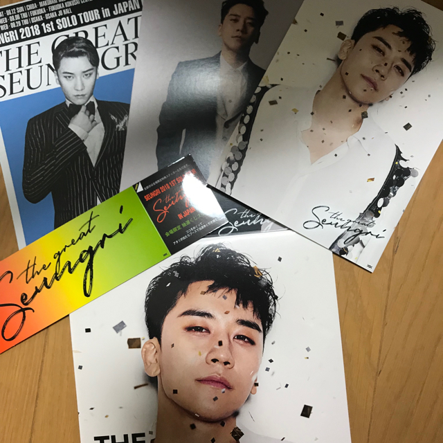 BIGBANG(ビッグバン)のTHE GREAT SEUNGRI 会場限定CD カード2枚 ステッカー1枚 エンタメ/ホビーのCD(K-POP/アジア)の商品写真