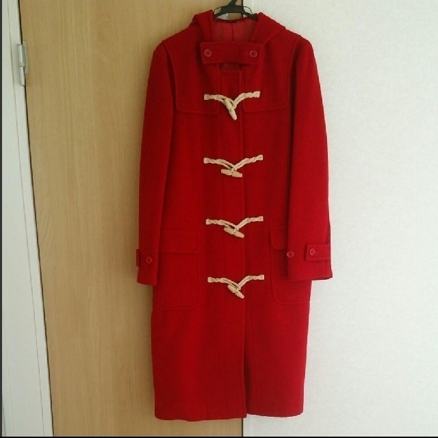 INED(イネド)のINED 赤 ダッフルコート レディースのジャケット/アウター(ダッフルコート)の商品写真