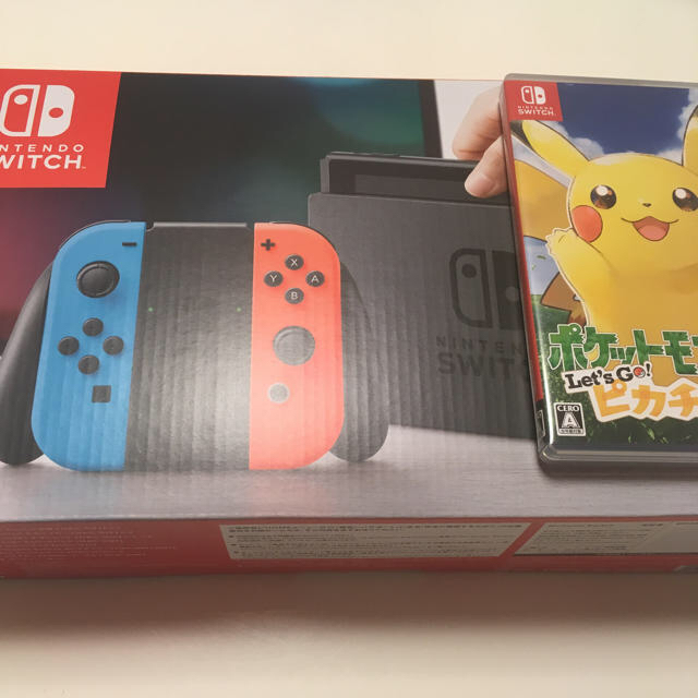 Nintendo Switch(ニンテンドースイッチ)のNintendo switch ネオンブルー ポケットモンスターピカチュウ付き エンタメ/ホビーのゲームソフト/ゲーム機本体(家庭用ゲーム機本体)の商品写真