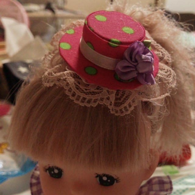 ショッキングピンクに緑ドット花レース可愛い後ろが選べるミニハットメルちゃんに レディースのヘアアクセサリー(ヘアピン)の商品写真