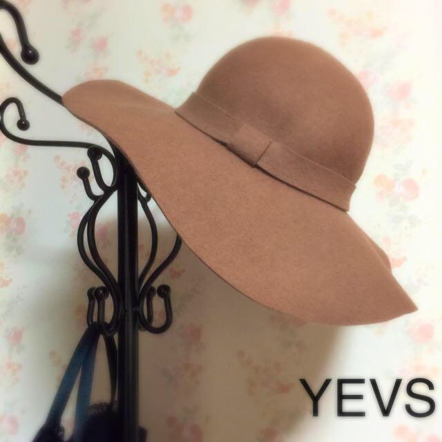 YEVS(イーブス)のYEVS★フエルト生地女優帽 レディースの帽子(ハット)の商品写真