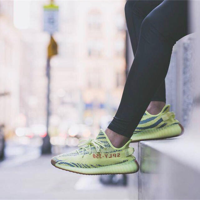 adidas(アディダス)のadidas YEEZY BOOST V2 SEMI FROZEN YELLOW メンズの靴/シューズ(スニーカー)の商品写真