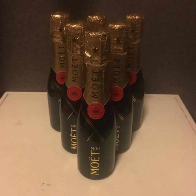 MOËT & CHANDON(モエエシャンドン)のMOET&CHANDON モエシャンドン 200ml ミニボトル 新品6本セット 食品/飲料/酒の酒(シャンパン/スパークリングワイン)の商品写真