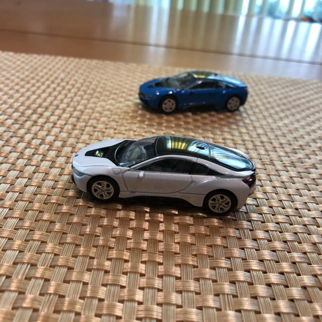 BMW(ビーエムダブリュー)のBMWi8 ミニカー ブルーorホワイト 1台 エンタメ/ホビーのおもちゃ/ぬいぐるみ(ミニカー)の商品写真
