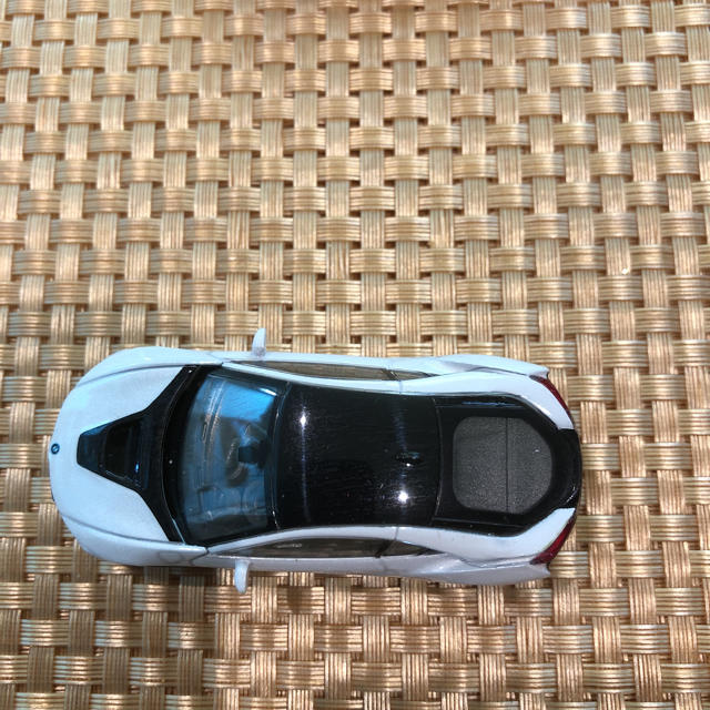 BMW(ビーエムダブリュー)のBMWi8 ミニカー ブルーorホワイト 1台 エンタメ/ホビーのおもちゃ/ぬいぐるみ(ミニカー)の商品写真