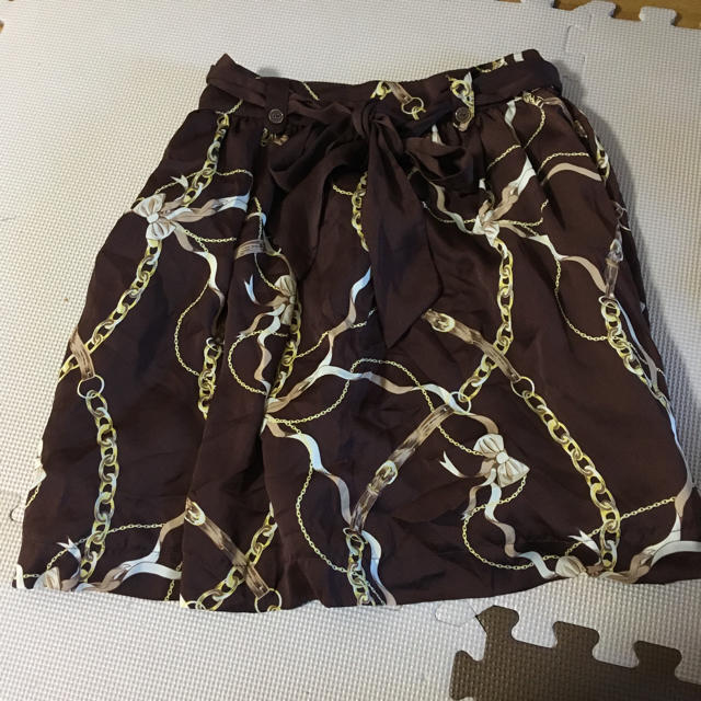 earth music & ecology(アースミュージックアンドエコロジー)の鎖柄 茶色 サテンスカート レディースのスカート(ひざ丈スカート)の商品写真