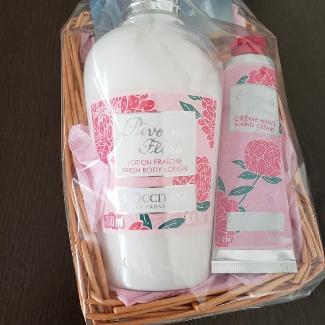 L'OCCITANE(ロクシタン)の専用です【新品】ロクシタン　ピオーニ　ボディミルクとハンドクリームのセット コスメ/美容のボディケア(ハンドクリーム)の商品写真