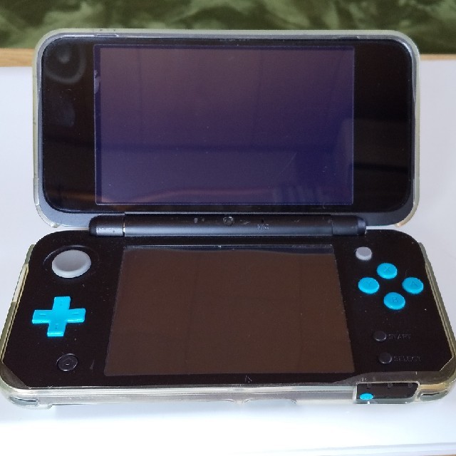 ニンテンドー2DS(ニンテンドー2DS)の2DSLL  本体 ブラック×ターコイズ エンタメ/ホビーのゲームソフト/ゲーム機本体(携帯用ゲーム機本体)の商品写真