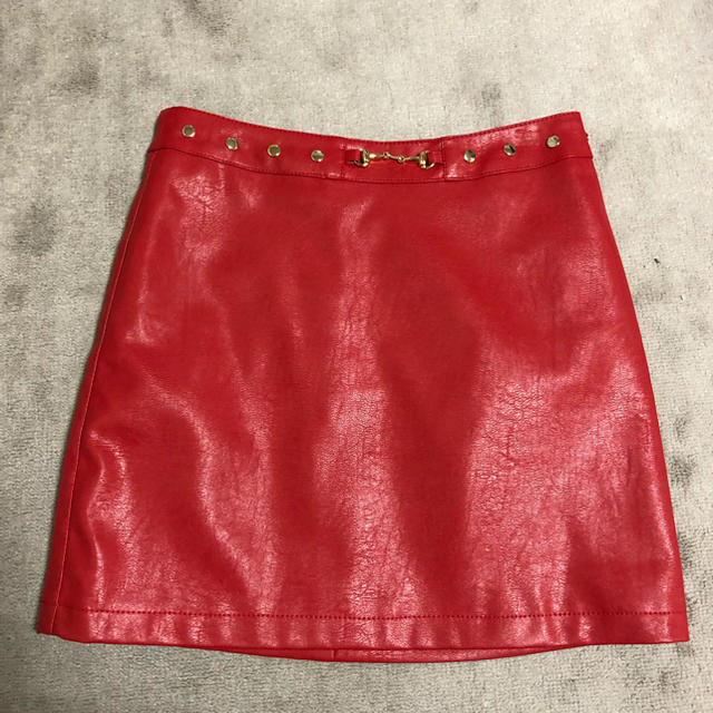 FOREVER 21(フォーエバートゥエンティーワン)の値引き フェイクレザー 赤ミニスカート レディースのスカート(ミニスカート)の商品写真