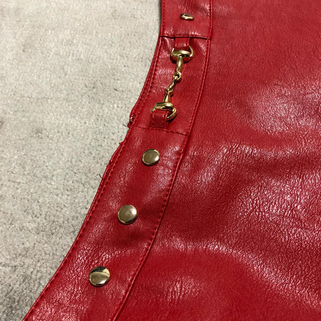 FOREVER 21(フォーエバートゥエンティーワン)の値引き フェイクレザー 赤ミニスカート レディースのスカート(ミニスカート)の商品写真