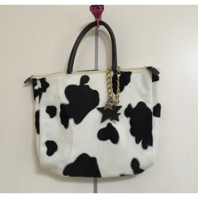 Samantha Vega(サマンサベガ)のサマンサベガ◎星チャーム付き 牛柄 ハンドバッグ レディースのバッグ(ハンドバッグ)の商品写真