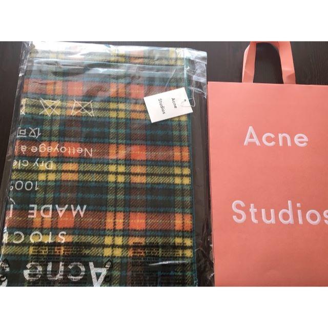 ACNE(アクネ)の【チェックロゴ】 アクネ　ストール　ミッドブルー/イエロー マフラー レディースのファッション小物(マフラー/ショール)の商品写真