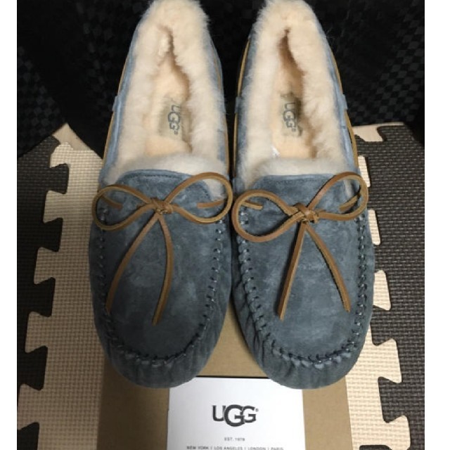 UGG(アグ)の月夜の空様【新品】UGGダコタモカシン（ジェスターレッド&ピューター） レディースの靴/シューズ(スリッポン/モカシン)の商品写真