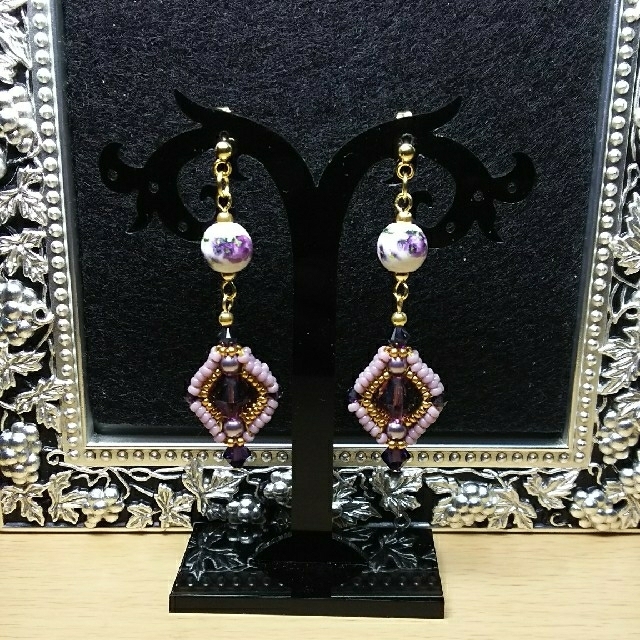 SWAROVSKI(スワロフスキー)の42.ハンドメイドのピアス 薔薇 ハンドメイドのアクセサリー(ピアス)の商品写真