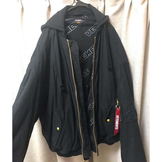 OFF-WHITE(オフホワイト)のVETEMENTS ヴェトモン リバーシブルボンバージャケット 新品未使用 メンズのジャケット/アウター(ダウンジャケット)の商品写真