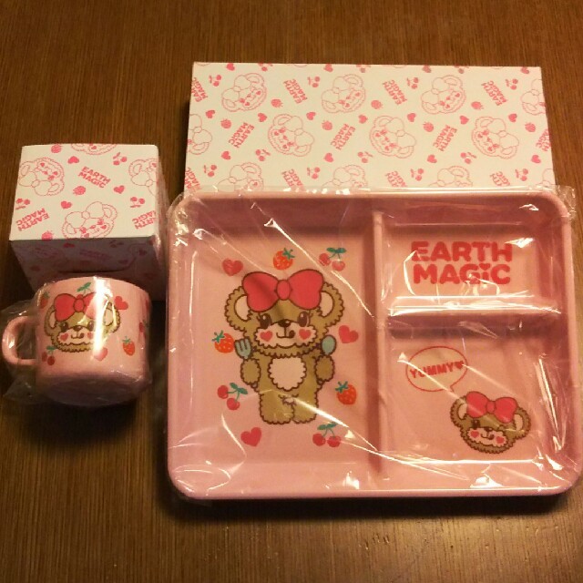 EARTHMAGIC(アースマジック)のアースマジック♥ノベ♥お食事プレートとコップ キッズ/ベビー/マタニティのこども用ファッション小物(その他)の商品写真