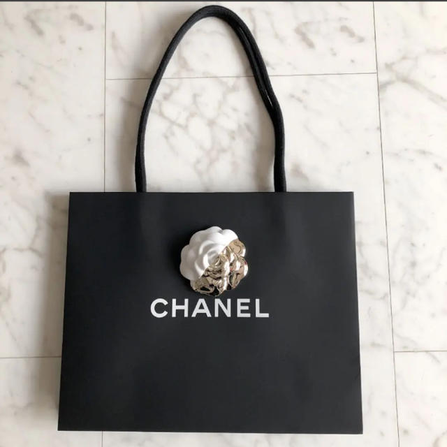 CHANEL(シャネル)のシャネルショップ袋☆クリスマス限定カメリア付き レディースのバッグ(ショップ袋)の商品写真