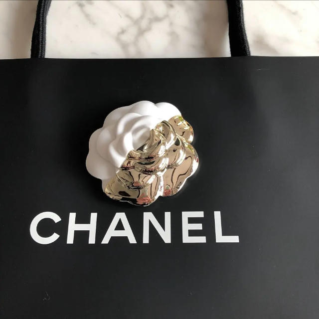 CHANEL(シャネル)のシャネルショップ袋☆クリスマス限定カメリア付き レディースのバッグ(ショップ袋)の商品写真