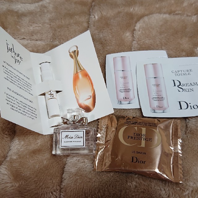 Dior(ディオール)のDior Holidayポーチ+香水 コスメ/美容のキット/セット(コフレ/メイクアップセット)の商品写真