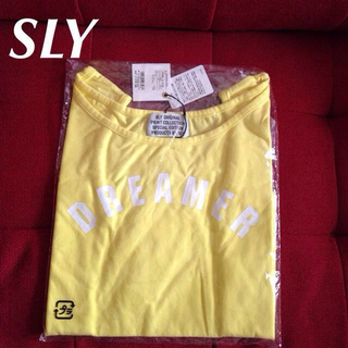 スライ(SLY)の新品SLYオフショルトップスＴシャツ黄M(Tシャツ(半袖/袖なし))