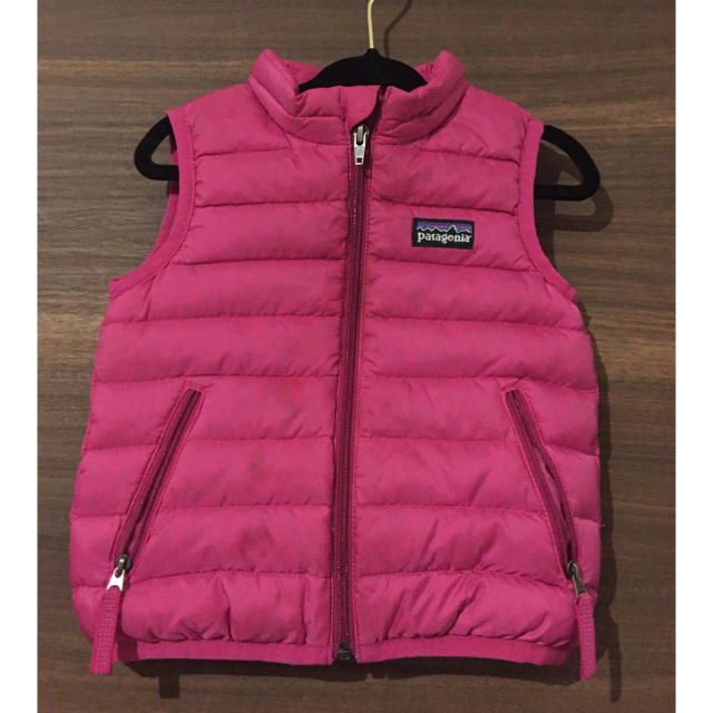 patagonia(パタゴニア)の女児用 パタゴニア ダウンベスト 美品 キッズ/ベビー/マタニティのベビー服(~85cm)(ジャケット/コート)の商品写真