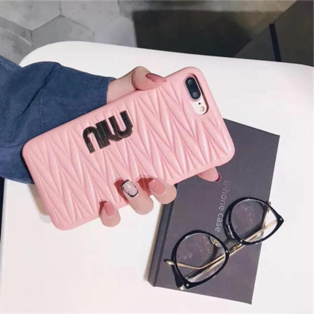 スマートフォンのカバー 、 miumiu風 iPhoneケースの通販 by 綾 由梨's shop｜ラクマ