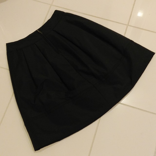 M-premier(エムプルミエ)のエムプルミエ中綿入りふんわりスカート　38 BK レディースのスカート(ひざ丈スカート)の商品写真