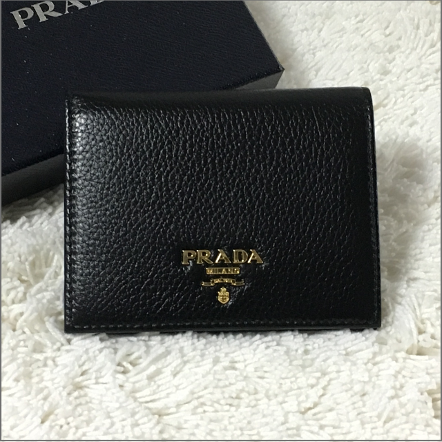 新品・未使用】PRADA☆コンパクトな2つ折り財布 ☆ブラック-