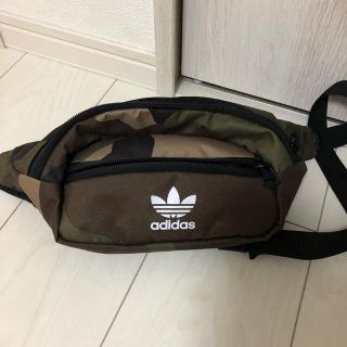 アディダス(adidas)のaddidas  original ボディバッグ カモフラ柄(ボディーバッグ)