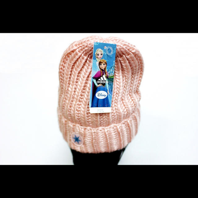 adidas(アディダス)の‼️adidas 新品 保温 防寒 アナと雪の女王 ニットキャップ ピンク‼️ レディースの帽子(ニット帽/ビーニー)の商品写真