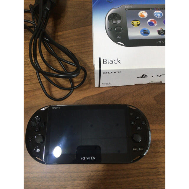 PlayStation Vita(プレイステーションヴィータ)の【8GB付】PS Vita本体 Wi-Fiモデル ブラック エンタメ/ホビーのゲームソフト/ゲーム機本体(携帯用ゲーム機本体)の商品写真