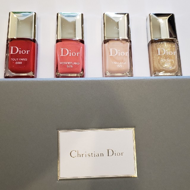 Dior(ディオール)のDior ネイルセット　ディオールヴェルニ　箱つき コスメ/美容のネイル(マニキュア)の商品写真