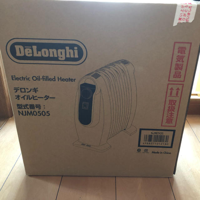 DeLonghi(デロンギ)の最終値下げ！新品未使用！デロンギ オイルヒーター NJM０５０５ スマホ/家電/カメラの冷暖房/空調(オイルヒーター)の商品写真