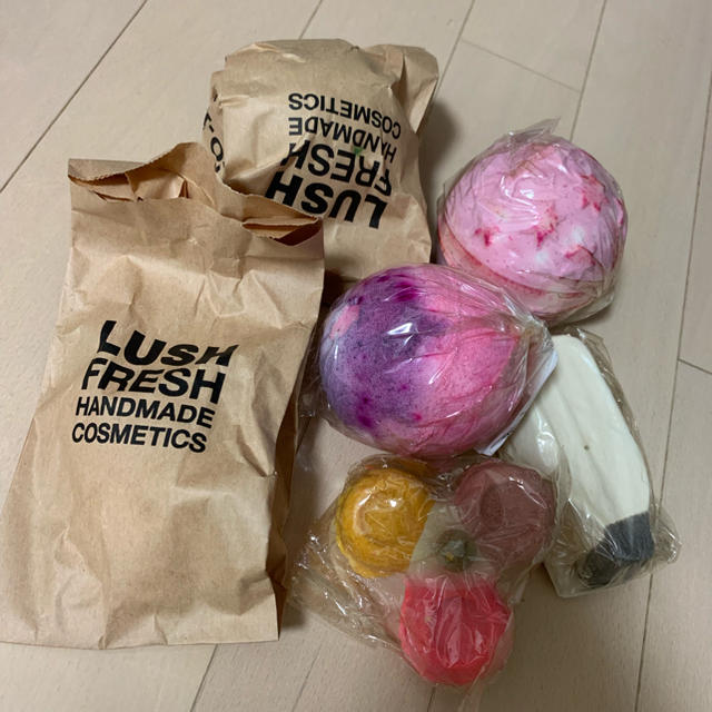 LUSH(ラッシュ)のLUSH バスボム6個セット コスメ/美容のボディケア(入浴剤/バスソルト)の商品写真