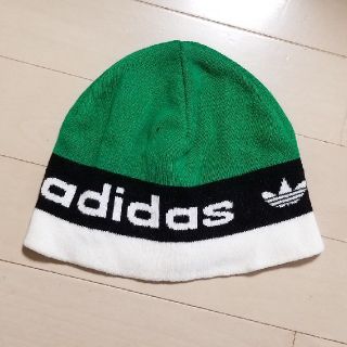 アディダス(adidas)のadidas◆アディダスデカロゴビーニーニット帽◆白黒緑(ニット帽/ビーニー)