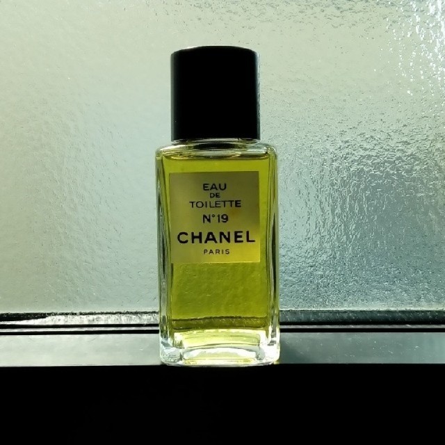 新品未開封　CHANEL シャネル　N°19 オードトワレ　香水　100ml ②