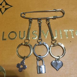 ルイヴィトン(LOUIS VUITTON)のモノグラム★チャームピン(ブローチ/コサージュ)