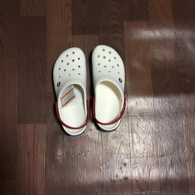 crocs(クロックス)のクロックス 28cm ホワイト ブルー レッド クロッグ バンド ビーチサンダル メンズの靴/シューズ(サンダル)の商品写真