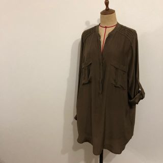 ザラ(ZARA)のシルキーチュニック カーキ(チュニック)