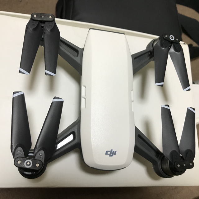 DJI ドローン スパーク spark 中古 エンタメ/ホビーのおもちゃ/ぬいぐるみ(ホビーラジコン)の商品写真