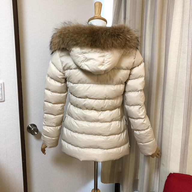 MONCLER(モンクレール)のMONCLER MESS ベージュ　サイズ00 レディースのジャケット/アウター(ダウンコート)の商品写真