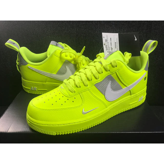 NIKE(ナイキ)のNIKE AIR FORCE 1 07 LV8 UTILITY VOLT 27 メンズの靴/シューズ(スニーカー)の商品写真