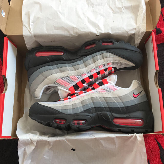 NIKE(ナイキ)のNIKE AIR MAX 95 solar red メンズの靴/シューズ(スニーカー)の商品写真