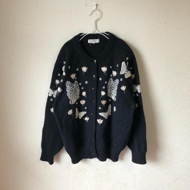 Lily Brown(リリーブラウン)のusedヴィンテージ古着蝶々柄刺繍ゆるカーディガン レディースのトップス(カーディガン)の商品写真