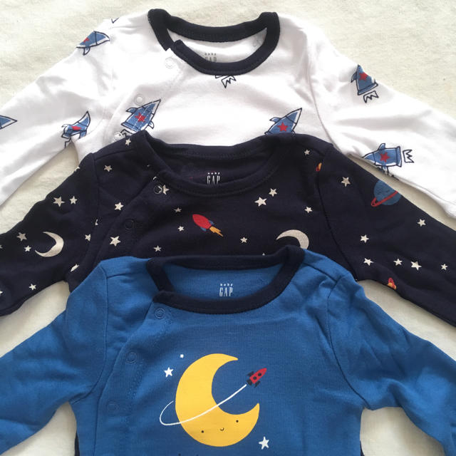 babyGAP(ベビーギャップ)の『新品』babyGap 男の子向 前開き長袖ボディ3枚SET 50㎝サイズ キッズ/ベビー/マタニティのベビー服(~85cm)(肌着/下着)の商品写真